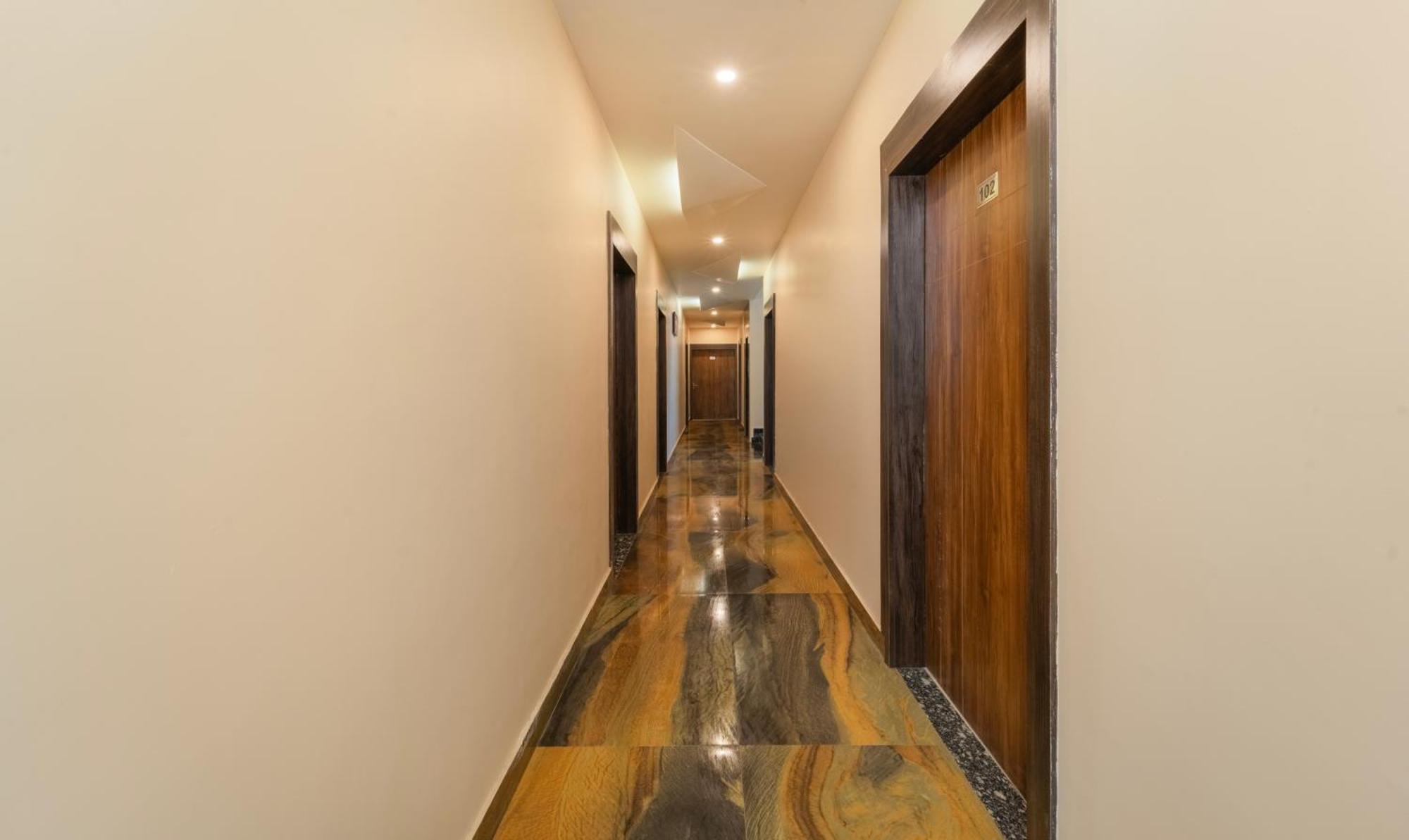 Treebo Raj Palace Varanasi Ngoại thất bức ảnh
