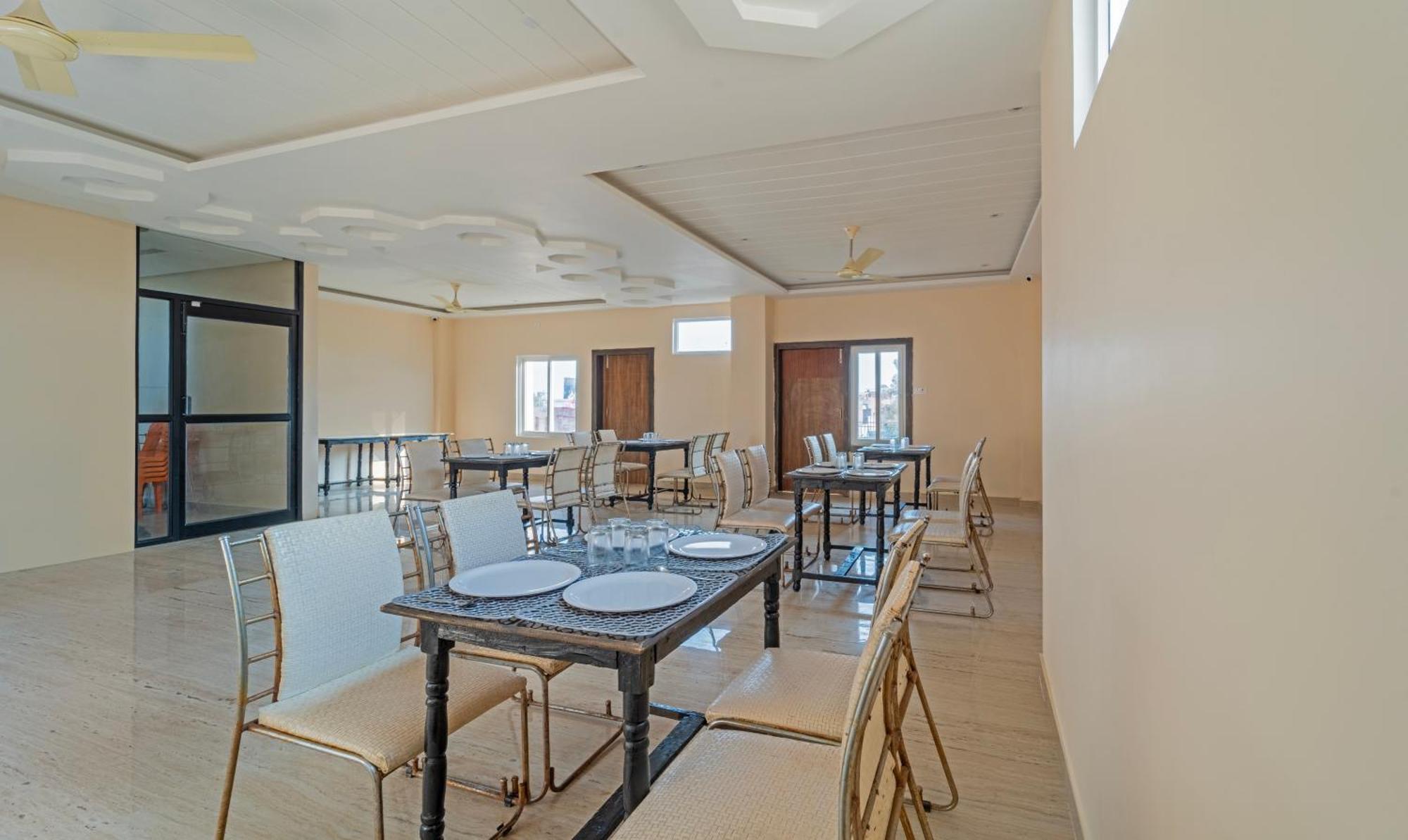 Treebo Raj Palace Varanasi Ngoại thất bức ảnh