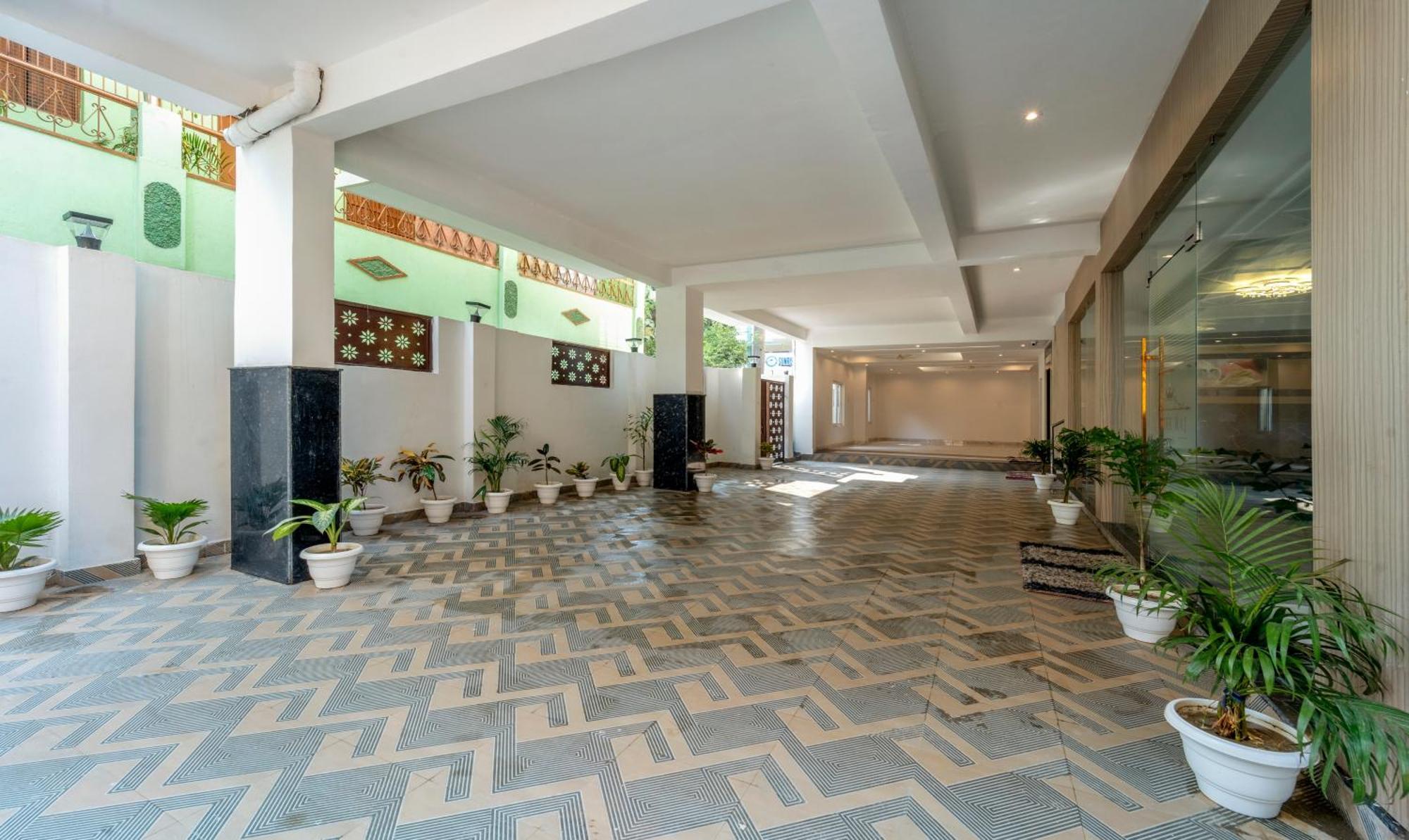 Treebo Raj Palace Varanasi Ngoại thất bức ảnh