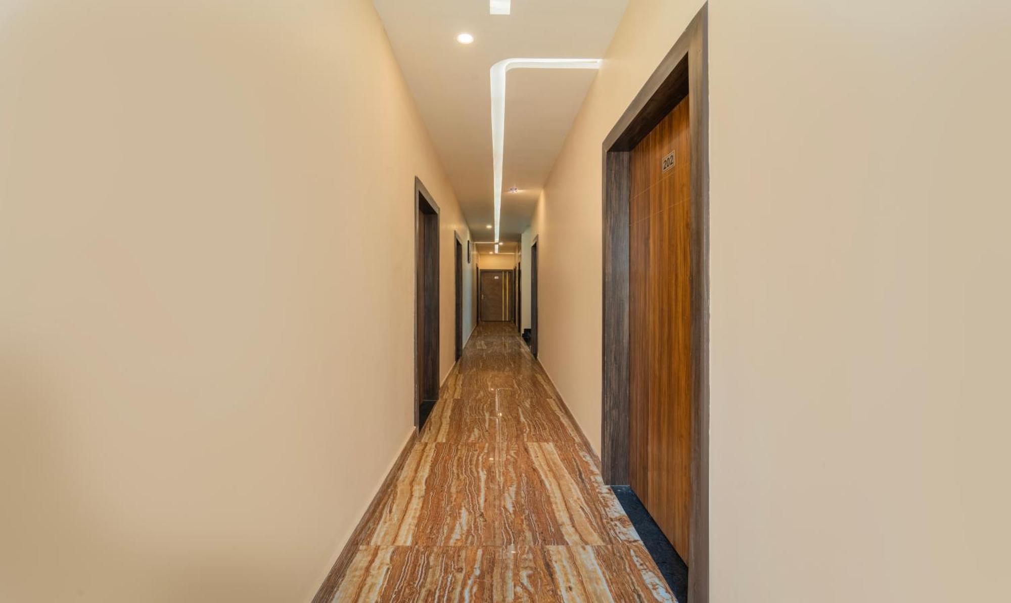 Treebo Raj Palace Varanasi Ngoại thất bức ảnh